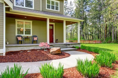 4 ways good landscaping improves curb appeal
